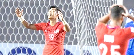 19 giờ ngày 25-11, Singapore- Indonesia:
Vừa đá vừa ngóng chờ Philippines