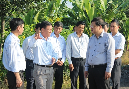 Kiểm tra tình trạng xuống cấp mặt đường tuyến đường nối Vị Thanh - Cần Thơ
và Bốn Tổng - Một Ngàn