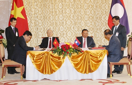Việt Nam và Lào ký kết 7 văn kiện hợp tác