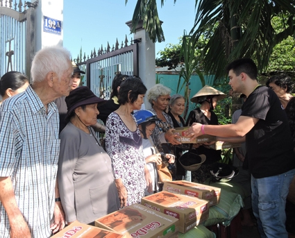 Trao 850 phần quà cho người nghèo, hoàn cảnh khó khăn