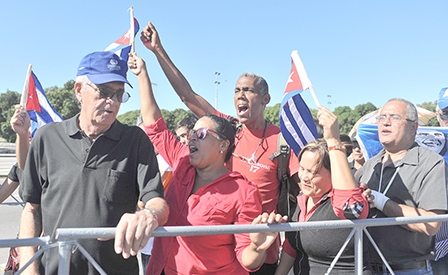 Người Cuba ký lời thề bảo vệ cách mạng