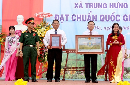 Ra mắt xã nông thôn mới Trung Hưng