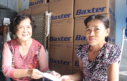 Trao tiền từ thiện