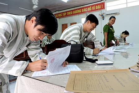 Đặc xá cho 8 phạm nhân có quá trình học tập, cải tạo tốt