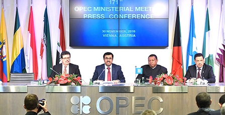OPEC và Nga “bắt tay” cắt giảm sản lượng dầu