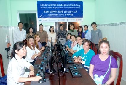 Dạy tin học miễn phí cho phụ nữ hồi hương