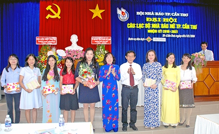 Đại hội Câu lạc bộ Nhà báo nữ TP Cần Thơ
nhiệm kỳ 2016-2021