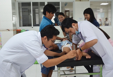 Khám sàng lọc miễn phí bệnh co cứng cơ trên trẻ bại não