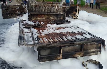 Xe bán tải chở hóa chất bốc cháy
khi đang lưu thông