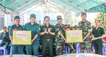 Thăm và tặng quà cán bộ, chiến sĩ thực hiện các 
công trình Tết Quân  Dân năm 2017