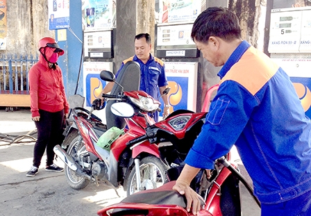 Xăng, dầu tăng giá: Doanh nghiệp vận tải 
chưa điều chỉnh giá cước