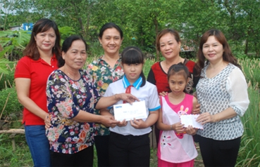 Trao tiền từ thiện