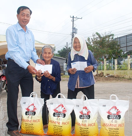 Trao tiền từ thiện