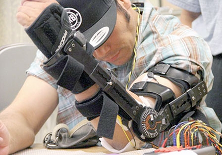 Thiết bị cấy ghép phục hồi cử động 
ở người chấn thương tủy sống