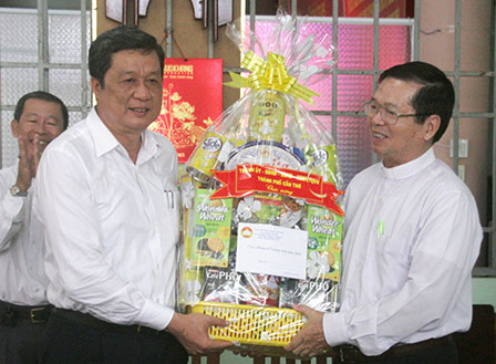 Lãnh đạo Ban Chỉ đạo Tây Nam Bộ và TP Cần Thơ thăm và chúc mừng Giáng sinh năm 2016