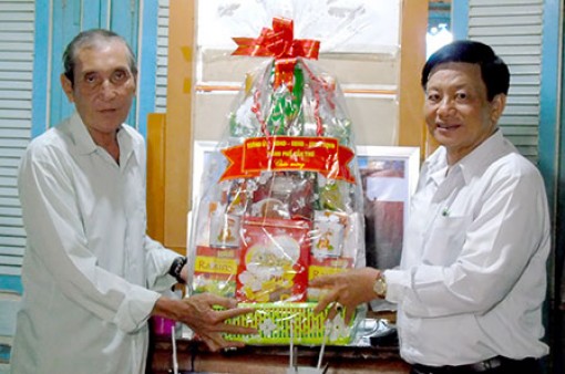 Lãnh đạo thành phố chúc mừng 97 năm 
Ngày Đản sinh của Đức Huỳnh Giáo Chủ