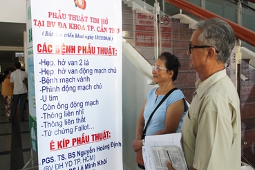 Người bệnh quan tâm chương trình phẫu thuật tim của Bệnh viện Đa khoa TP Cần Thơ