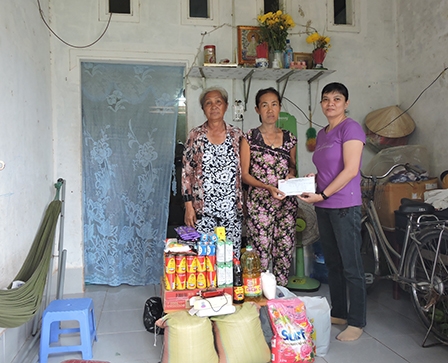 Trao tiền từ thiện