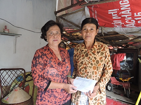 Trao tiền từ thiện