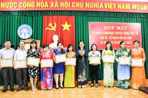 Họp mặt kỷ niệm 55 năm Ngày truyền thống công tác 
Dân số - KHHGĐ và Ngày Dân số Việt Nam 26-12