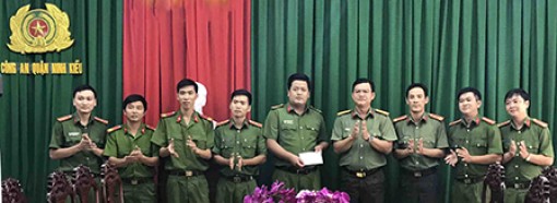 Thưởng nóng Tổ tuần tra Công an quận Ninh Kiều khám phá nhiều vụ ma túy