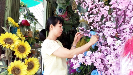 Mua hoa giả chưng Tết