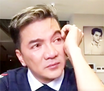 Vạch áo cho người xem lưng!