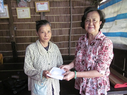 Trao tiền từ thiện