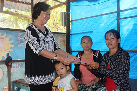 Trao tiền từ thiện