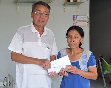 Trao tiền từ thiện