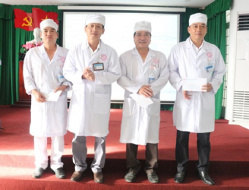 Khen thưởng đột xuất ê kíp phẫu thuật 
cứu sống sản phụ