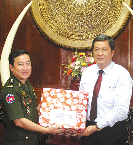 Lãnh đạo thành phố
tiếp Đoàn Cục Phát triển Bộ Quốc phòng - Quân đội Hoàng gia Campuchia