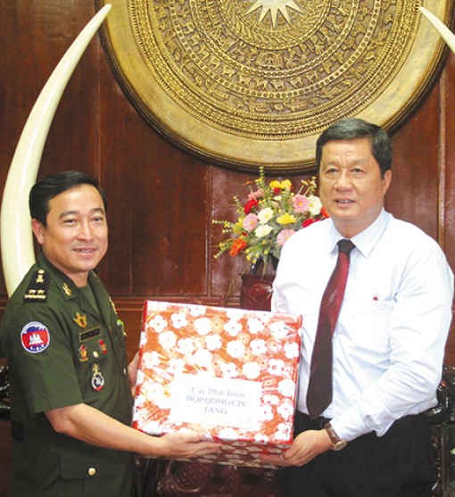 Lãnh đạo thành phố
tiếp Đoàn Cục Phát triển Bộ Quốc phòng - Quân đội Hoàng gia Campuchia