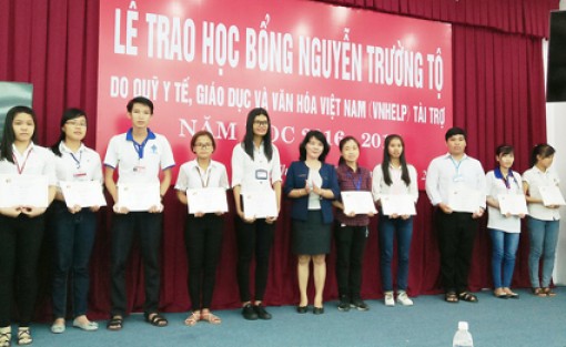 120 sinh viên vượt khó, học tốt nhận học bổng Nguyễn Trường Tộ