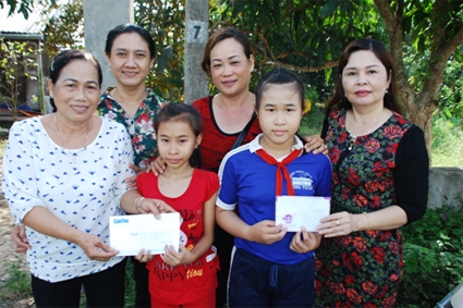 Trao tiền từ thiện