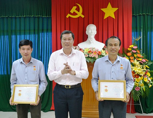 Tăng cường giáo dục ý thức trách nhiệm cho cán bộ, công chức làm công tác 
bảo vệ pháp luật