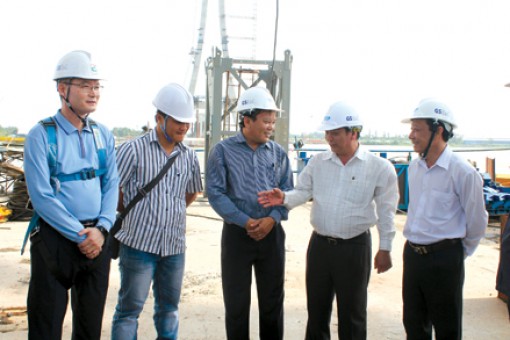 Bí thư Trần Quốc Trung khảo sát tiến độ 
Cầu Vàm Cống và tình hình hoạt động của Khu Công nghiệp Thốt Nốt