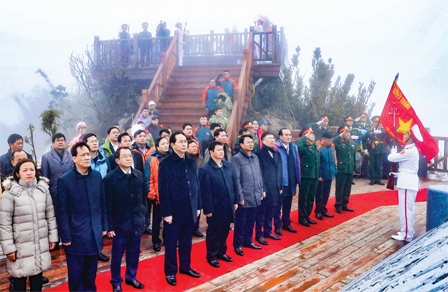 Chủ tịch nước Trần Đại Quang dự Lễ thượng cờ trên đỉnh Fansipan