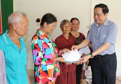 UBTƯMTTQ Việt Nam thăm và tặng quà gia đình chính sách, hộ nghèo ở xã Thạnh Xuân