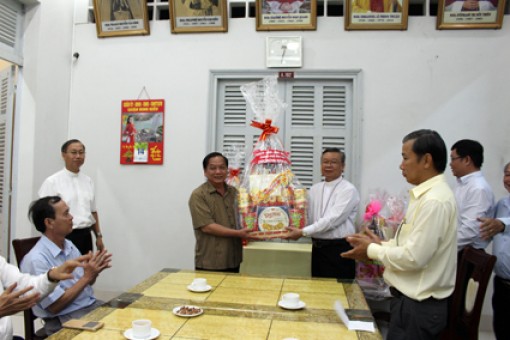 Lãnh đạo thành phố dự tất niên 
tại Tòa Giám mục