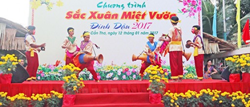 Khoảng 10.000 lượt khách tham quan Sắc xuân miệt vườn