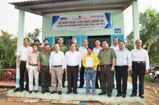 Lãnh đạo thành phố dự bàn giao Nhà Nhân ái, tặng quà Tết cho 300 hộ nghèo