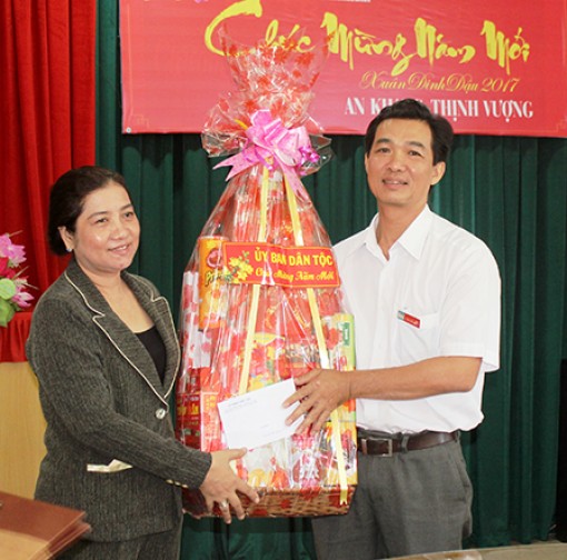 Lãnh đạo Vụ Địa phương III thăm và chúc Tết 
Báo Cần Thơ