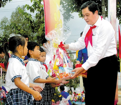 Đồng chí Phạm Văn Hiểu: Các cháu phấn đấu
thực hiện tốt
5 điều Bác Hồ dạy