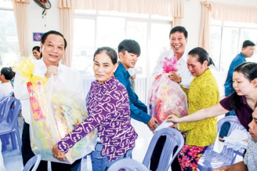 Chăm lo gia đình chính sách, 
hộ nghèo vui Tết