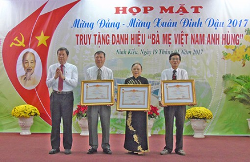 Nhiều địa phương tổ chức họp mặt 
mừng Đảng, mừng Xuân