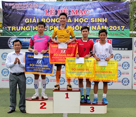 Đội bóng Trường THPT Thới Lai vô địch