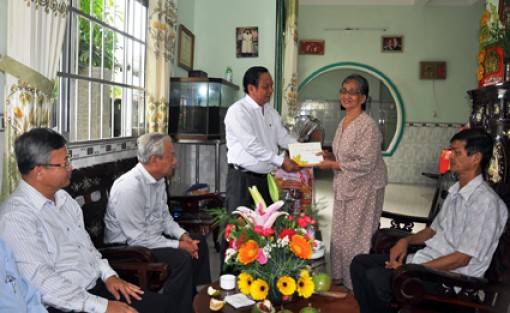 Lãnh đạo thành phố chúc Tết các gia đình cán bộ thuộc diện Thành ủy quản lý