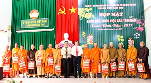 Họp mặt quý vị chức sắc, chức việc các tôn giáo mừng xuân Đinh Dậu 2017