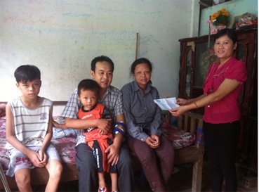 Trao tiền từ thiện